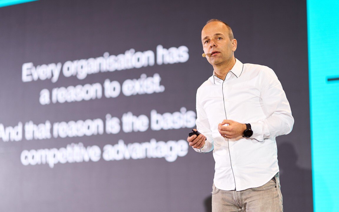 Gilmar on stage, giving a speech